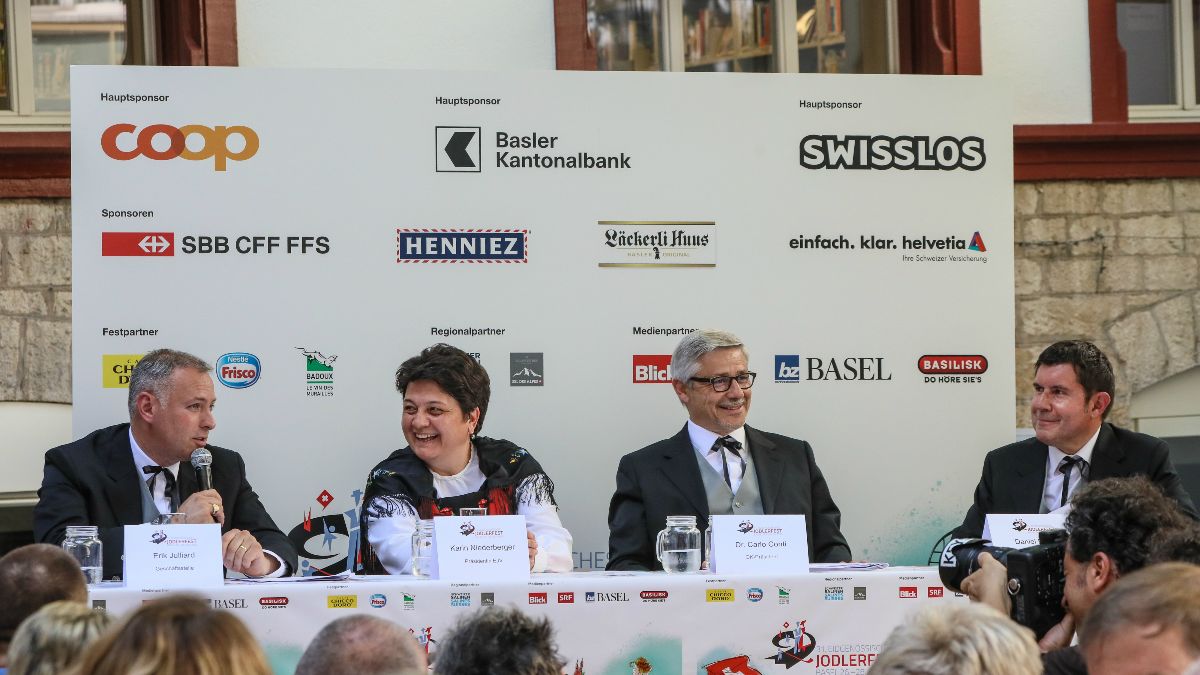 Die Referenten an der Medienorientierung vom 26.6.2019 im Schmiedenhof in Basel (vlnr): Erik Julliard (Leiter Geschäftsstelle), Karin Niederberger (Präsidentin Eidgenössischer Jodlerverband), Dr. Carlo Conti (OK-Präsident), Daniel Buser (OK-Bereichsleiter Marketing)